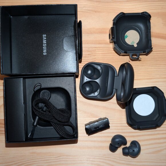 Lightly used & fully functional! These Samsung Galaxy Buds 2 Pro (Graphite) are - Picture 2 of 2